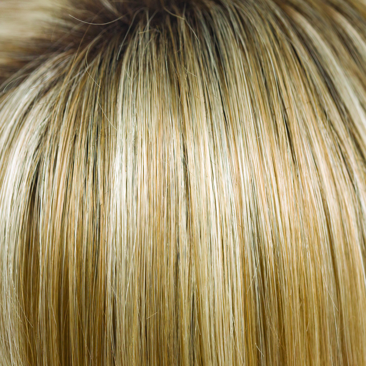 This is the rooted version of Creamy Toffee. The color has undertones of coffee, gold honey tones and cream blond with a toffee twist gives the root a very natural regrowth charming and sophisticated.